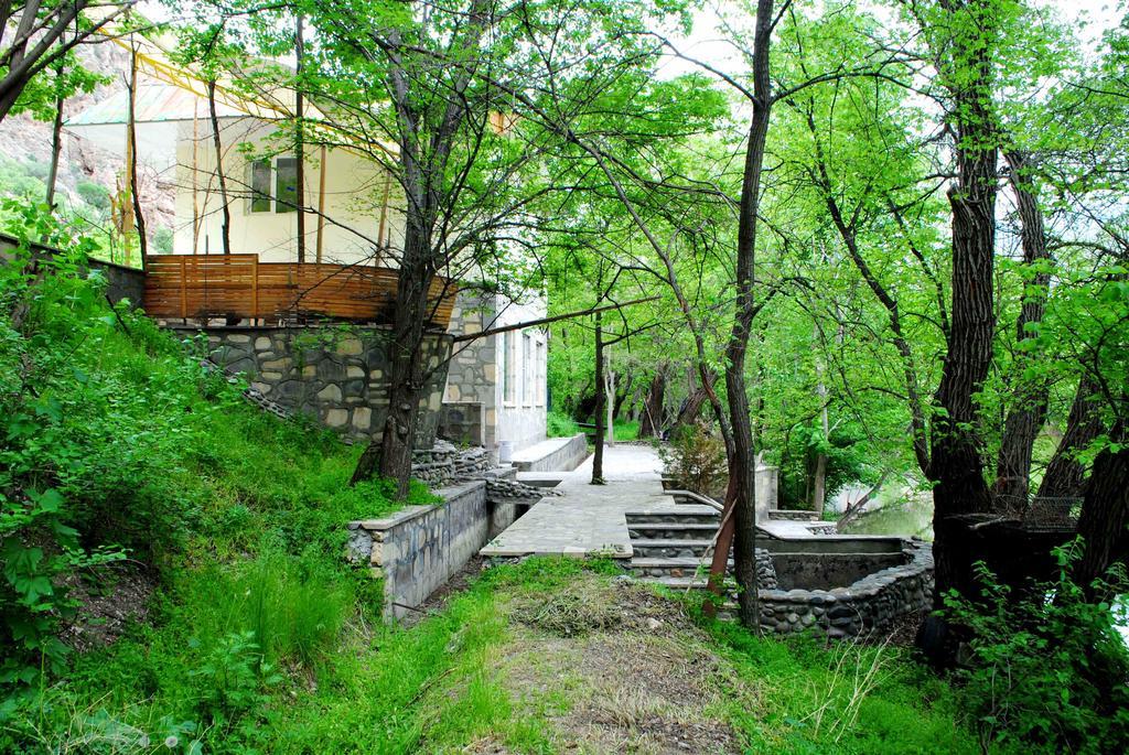 Park-Hotel Khoren'S Lake Арени Экстерьер фото